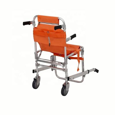 Escaleras flexibles, esteras naranja, transferencia de pacientes suave y segura.