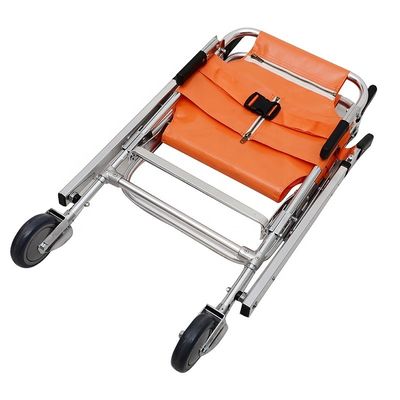 Escaleras flexibles, esteras naranja, transferencia de pacientes suave y segura.